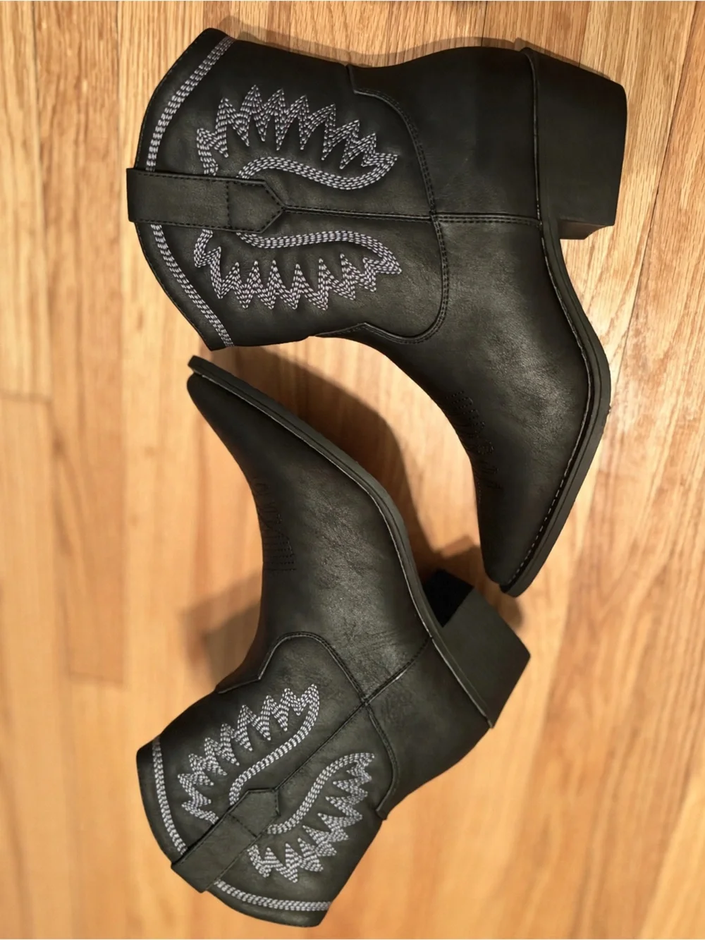 Global Win Black Western Boots with Silver Stitching